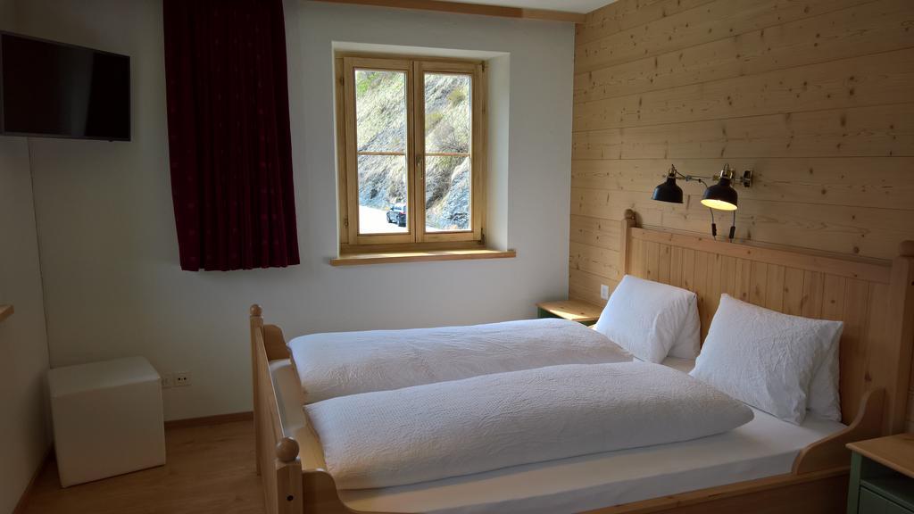 B&B Chasa Arfusch Ardez Bagian luar foto